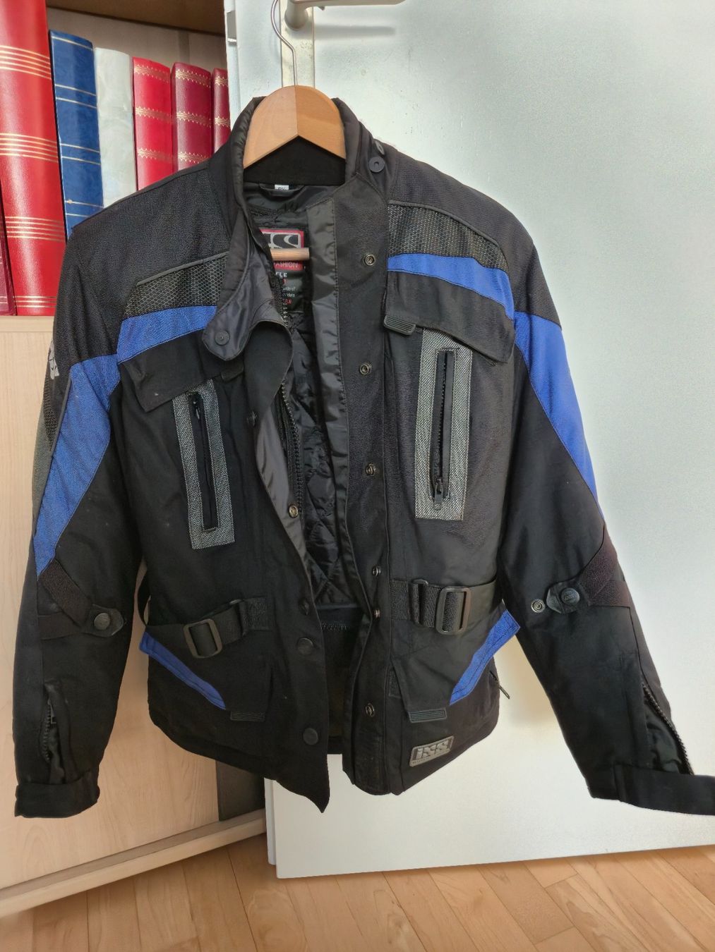 IXS Lotti di vestiti: IXS Motorradjacke, und Hose Top Zustand Neuwertig – Usato da Ballwil venduto da Silverjet