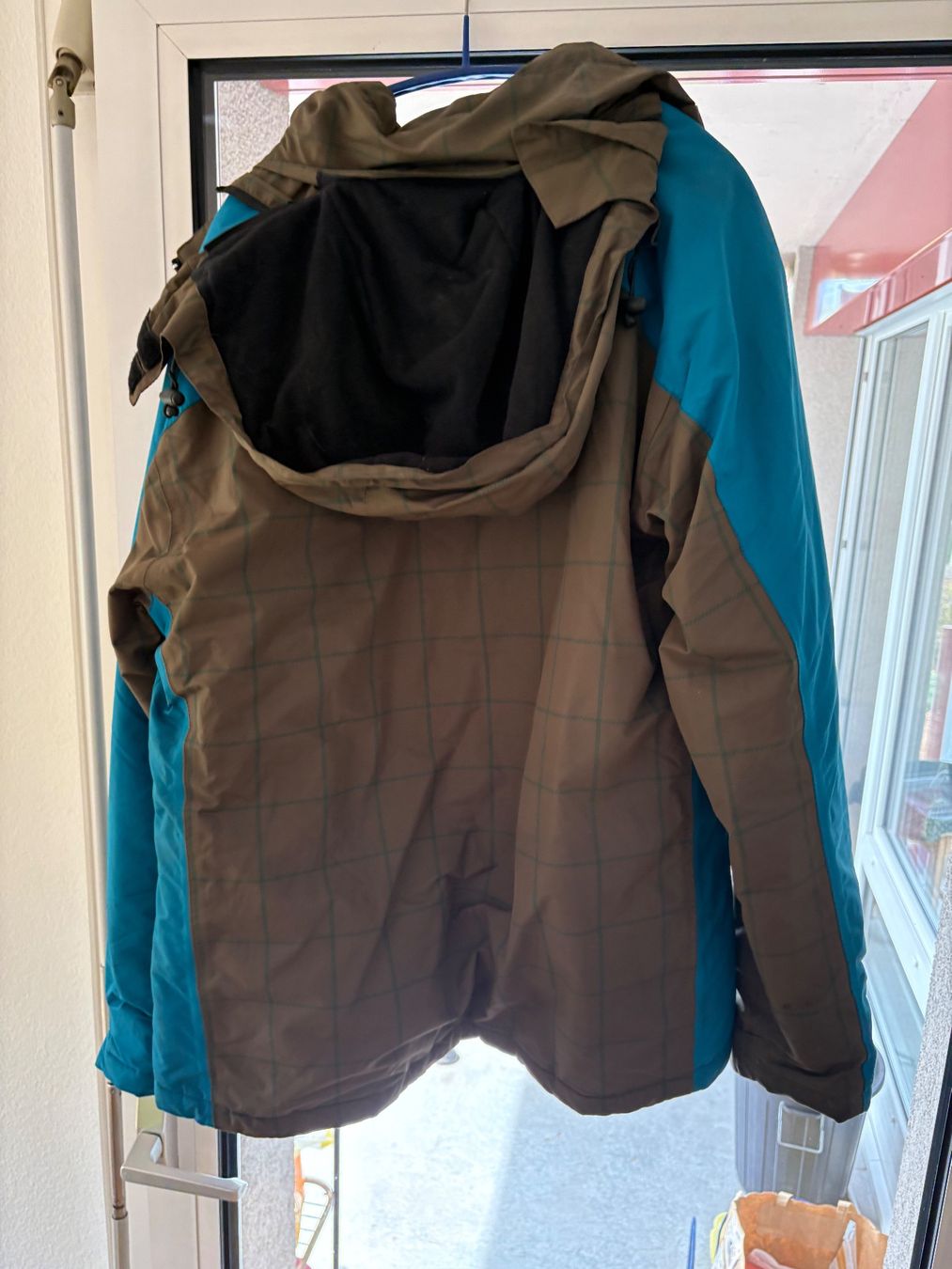 Jacken: Winterjacke mit Kapuze – Gebraucht aus Münchenstein von Fandango2