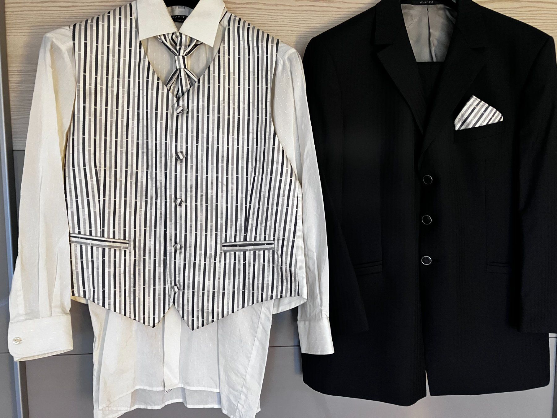 Completi: Hochzeitsanzug dunkelblau ca. Gr. 26/27 – Usato da Inwil venduto da Mutzli02