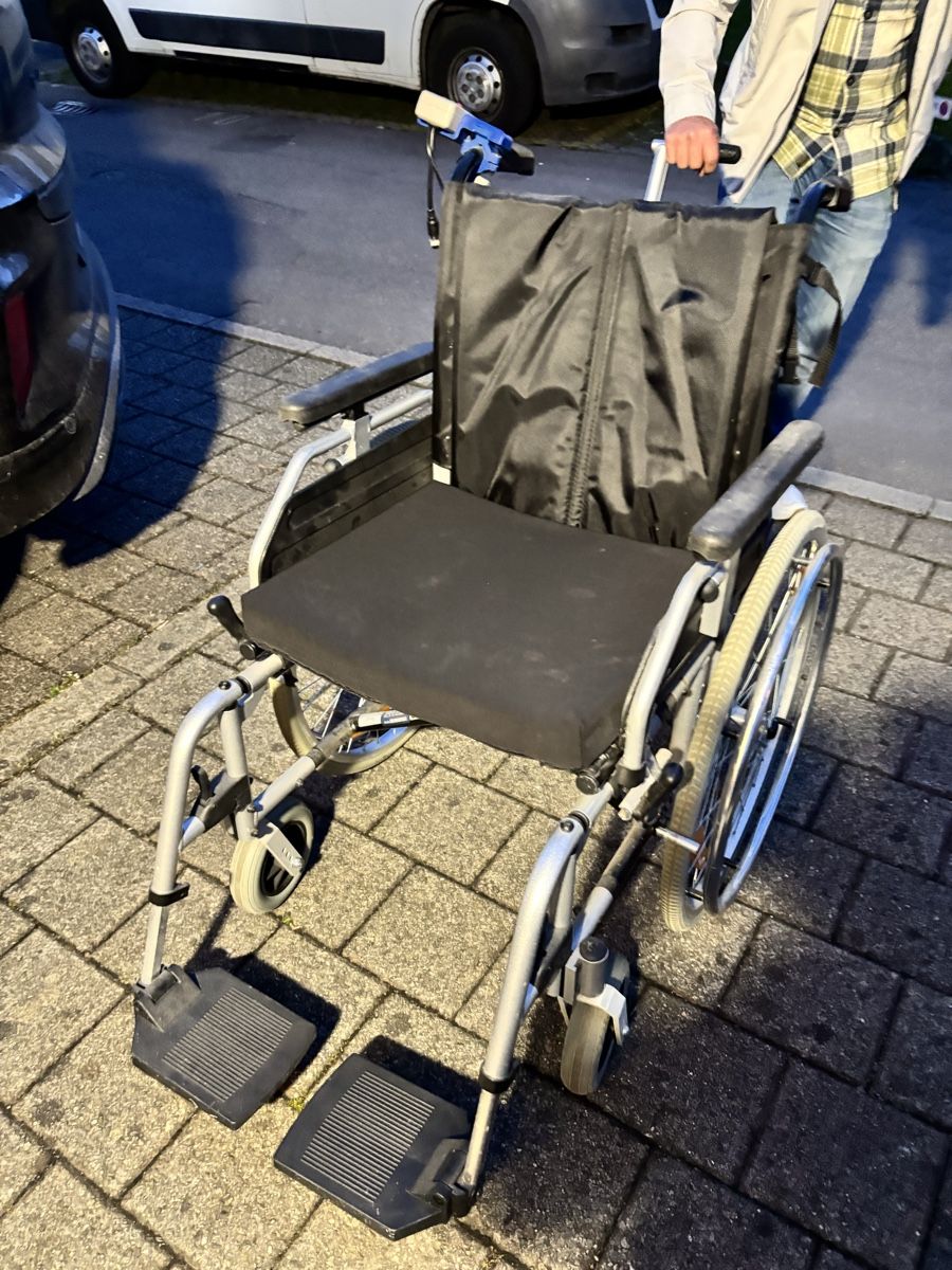 Rollstühle: Rollstuhl Molly mit Schiebe und Bremshilfe Motor – Gebraucht aus Emmen von H.Bettina