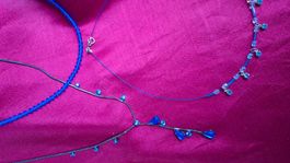 Lot 3 blaue Halsketten mit blauen Kristallen