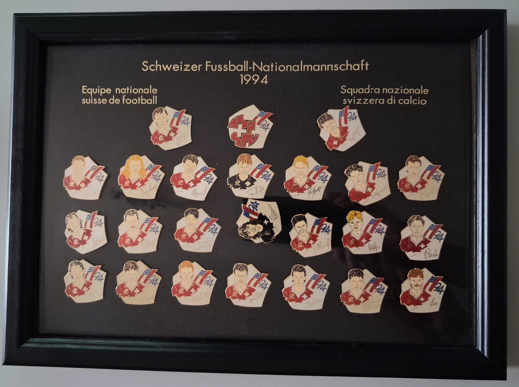 Placchette & Badge: Schweizer Fussball Nationalmannschaft 1994 – Usato da Thun venduto da music_and_more