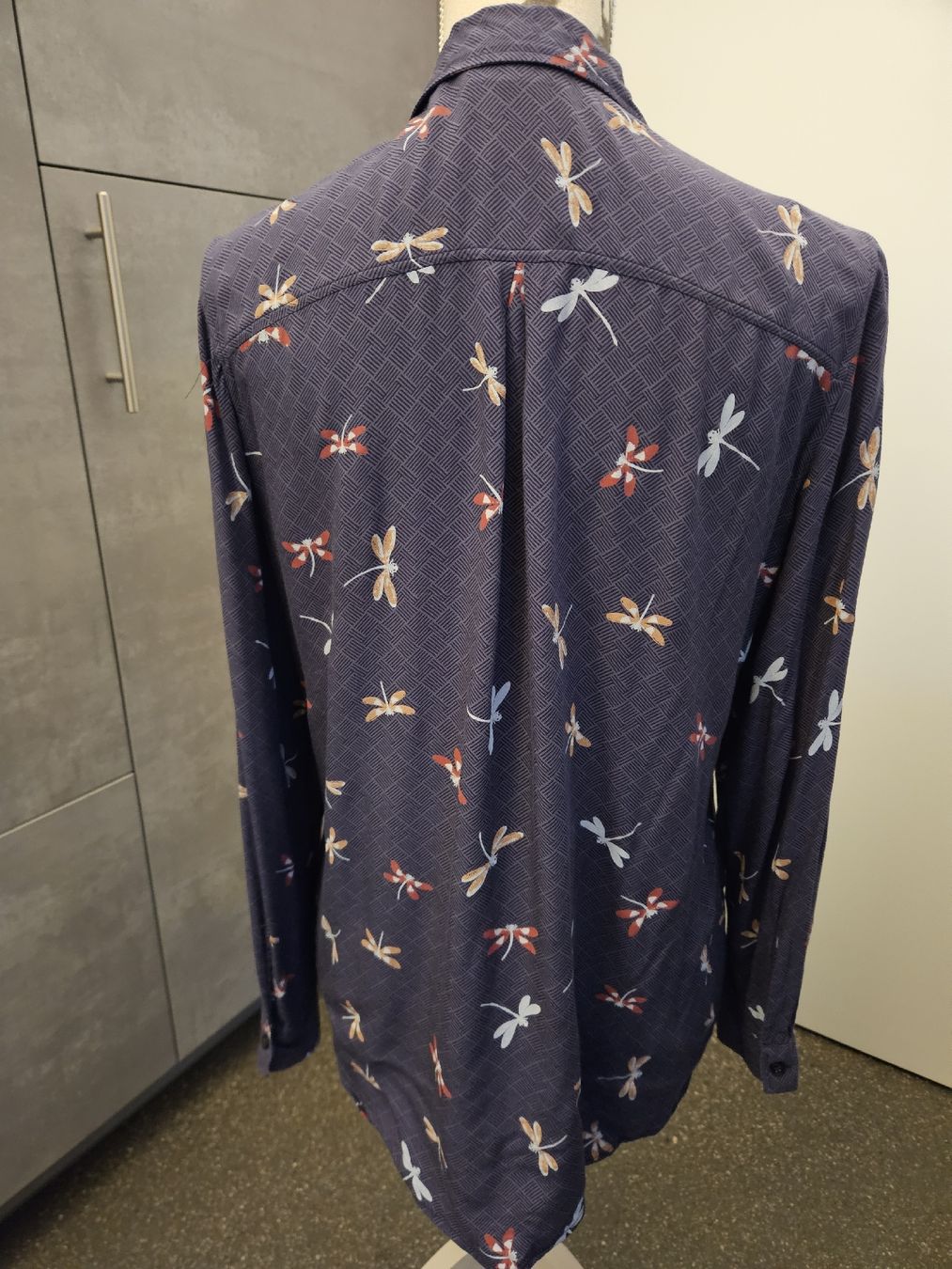 C&A Camicette: Yessica Langarmhemd mit Libellenprint, Gr. 38 blau – Nuovo (secondo la descrizione) da Anwil venduto da tamoos 1