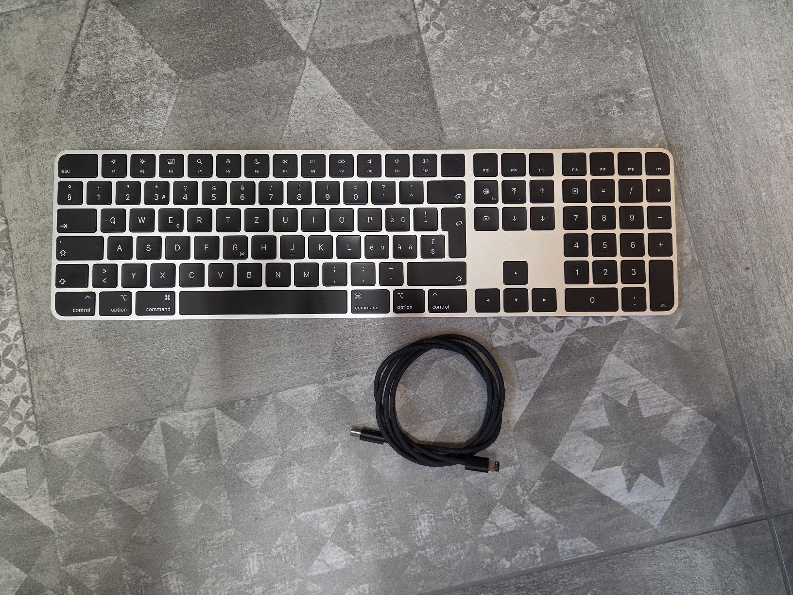 Apple Claviers: Apple Magic Keyboard mit Touch ID und Ziffernblock CH-Layout – D'occasion à Kleinandelfingen par Dani881