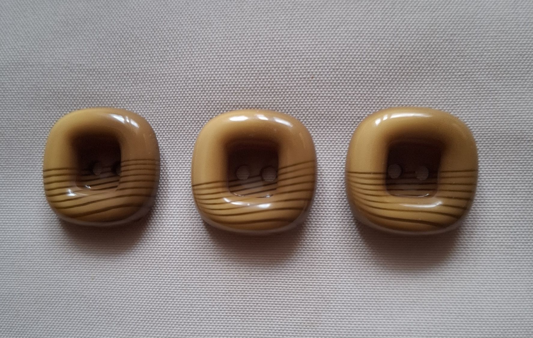 Boutons: 3 Stück Knöpfe, 25 mm. – D'occasion à Dietikon par Hirschkopf