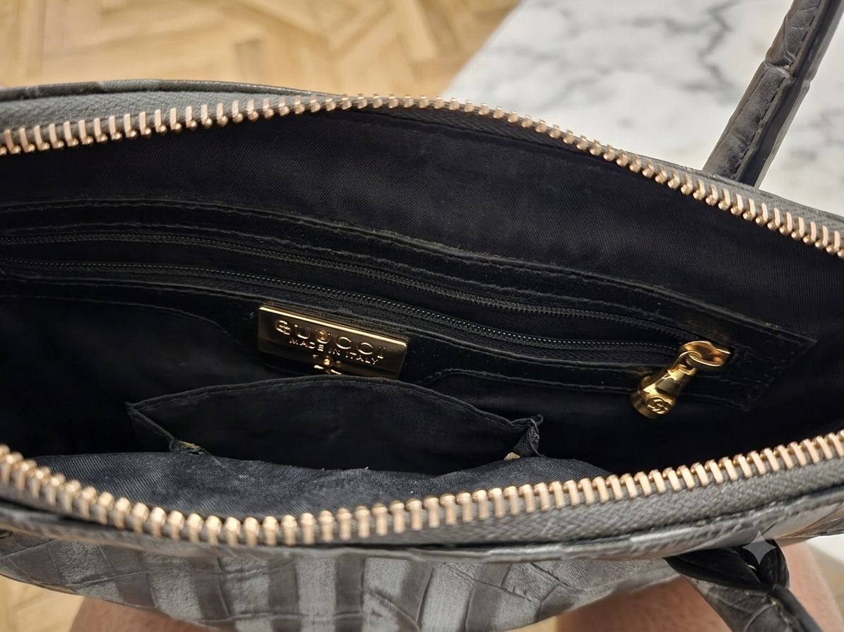 Taschen für Damen: Handtasche schwarz gestreift mit Logo – Gebraucht aus zürich von sevil123 1