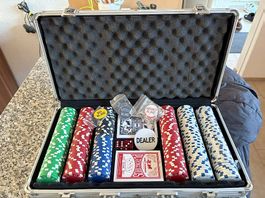 Poker-Set mit 300 Chips im Alu-Koffer – Adissa Sport