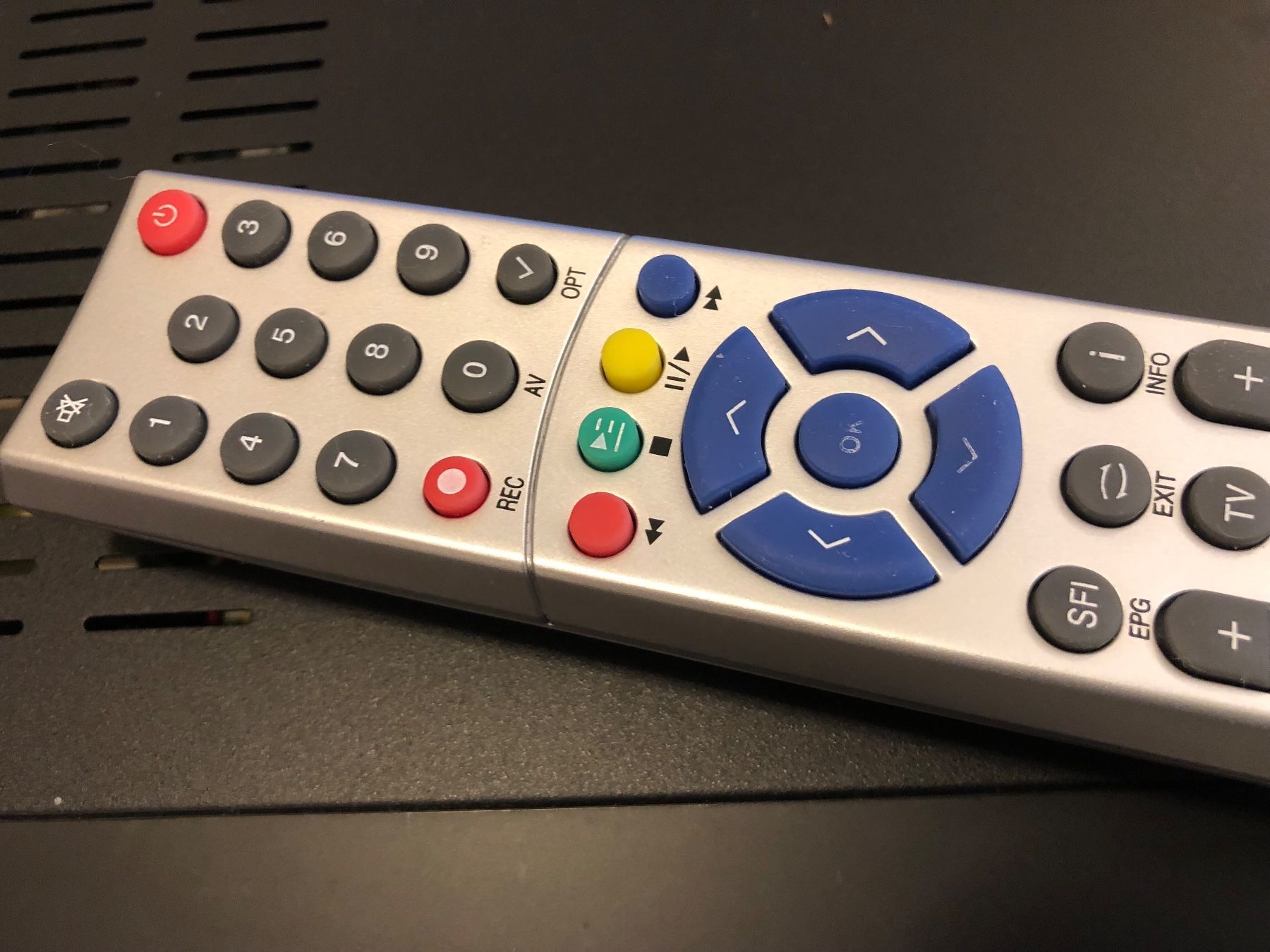 Fernbedienungen: Fernbedienung Technisat FBPVR235S – Gebraucht aus Neerach von Arbimus