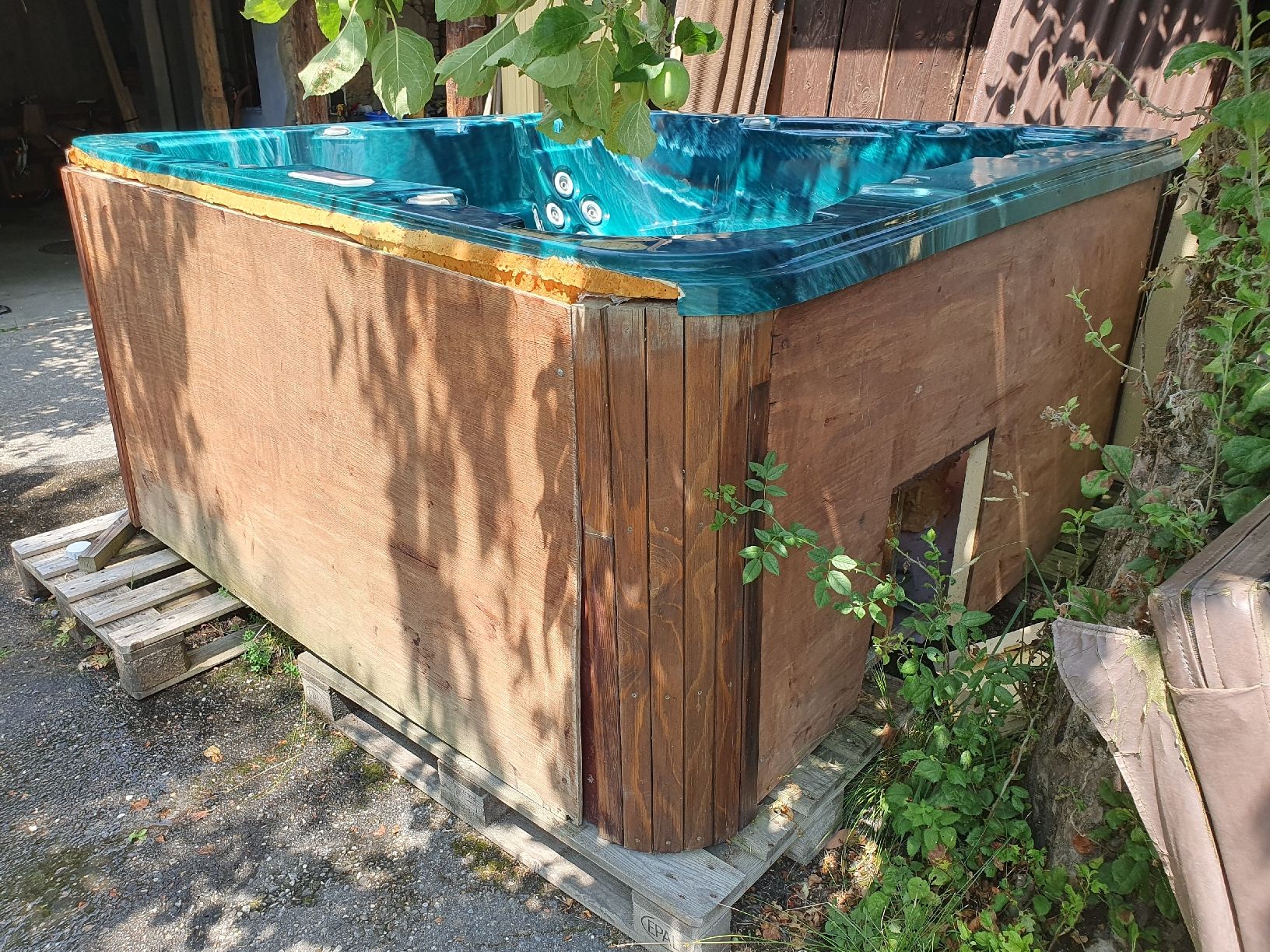 Bains à remous: Whirlpool 220x220x103cm  – Défectueux à Matzendorf par Scoop0 1