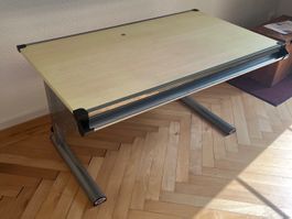 Pult mit verstellbarem Metallrahmen + Stuhl