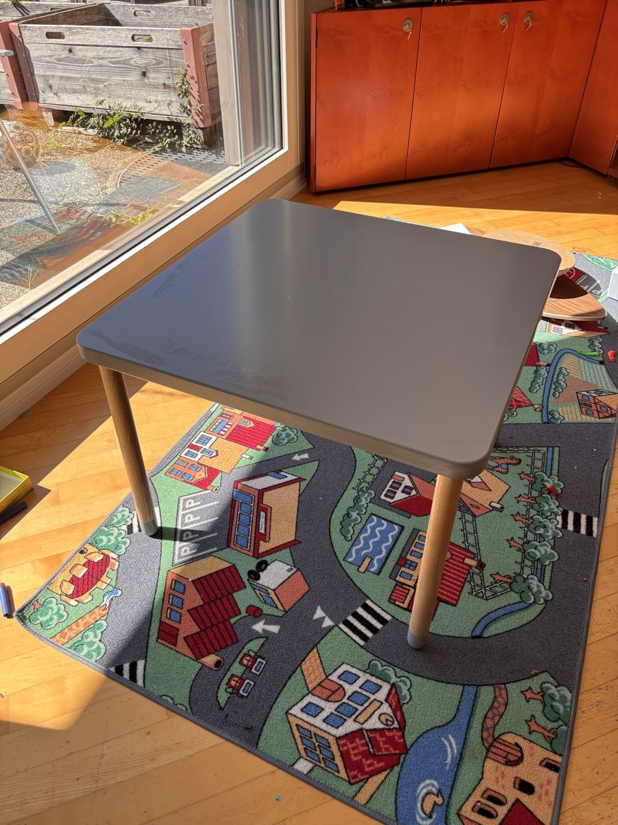 Tische: FLEXA Kindertisch grau mit Holzbeinen – Gebraucht aus Bassersdorf von Andre_g1 7