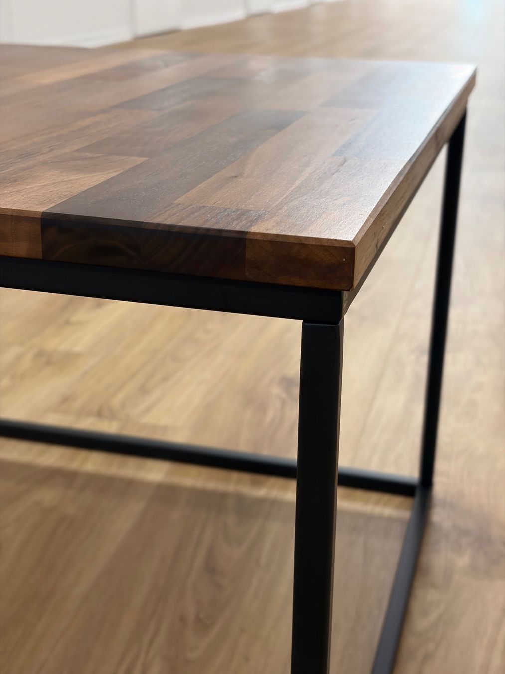 Tavoli: Handgefertigter Couchtisch aus Nussbaumholz – Nuovo (secondo la descrizione) da Winterthur venduto da ABYER 2