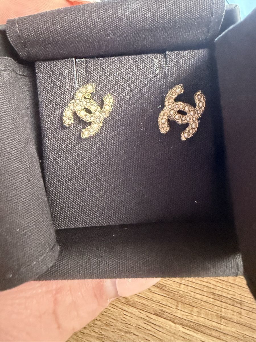 Chanel Orecchini pendenti & Orecchini a lobo: Chanel Ohrstecker Logo CC mit Perlen – Usato da Baar venduto da chr_r2wt 2