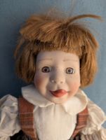 Vintage Porzellanpuppe mit kariertem Kleid, ca. 30cm