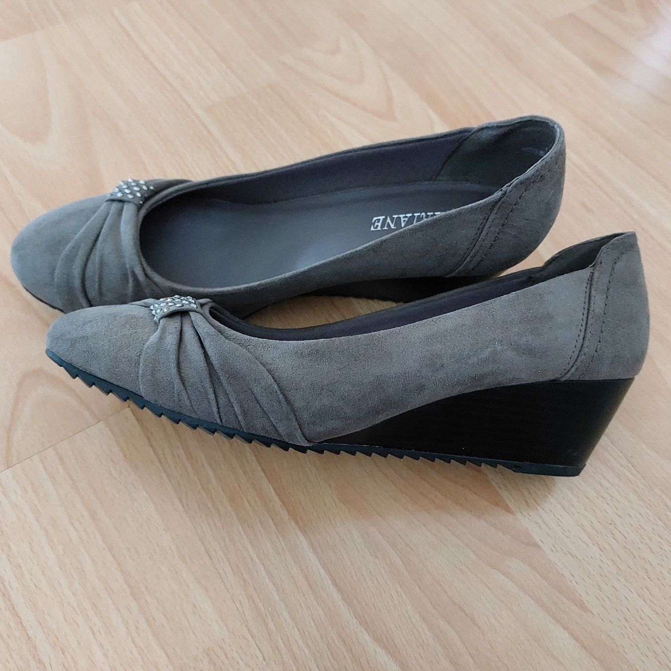 Scarpe da donna: Graue Keilabsatz Schuhe, Gr. 40 – Nuovo (secondo la descrizione) da Frauenfeld venduto da Rolsy 1