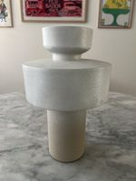 Moderne Vase aus Weißmetall