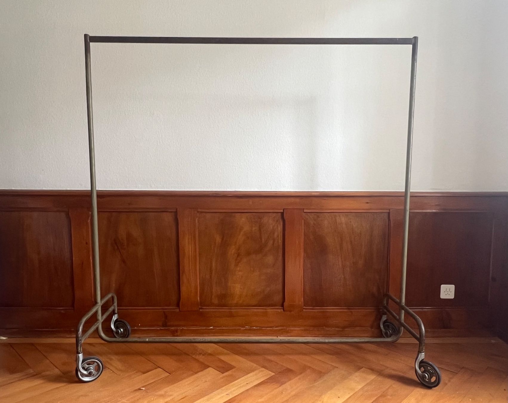 Guardaroba: Vintage Kleiderständer aus Metall, Rollbar – Usato da La Chaux-de-Fonds venduto da jacq_LaTsch0