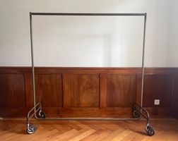 Vintage Kleiderständer aus Metall, Rollbar