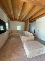 Canapé d'angle en velours côtelé beige avec pouf