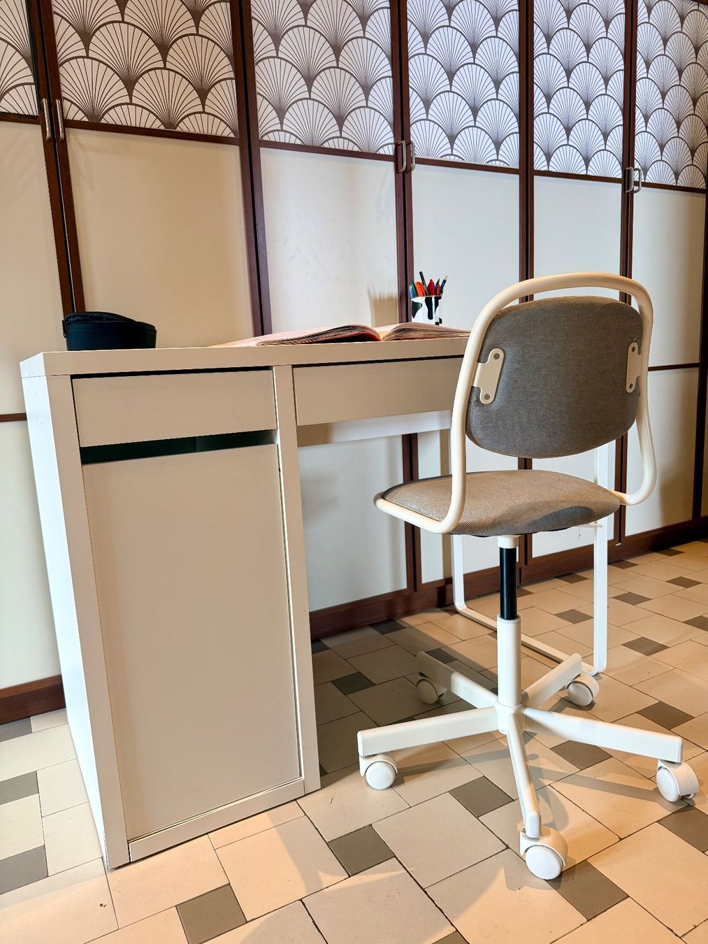 Ikea Schreibtische: Bureau IKEA MICKE – Gebraucht aus Lausanne von jul_8ftr 1