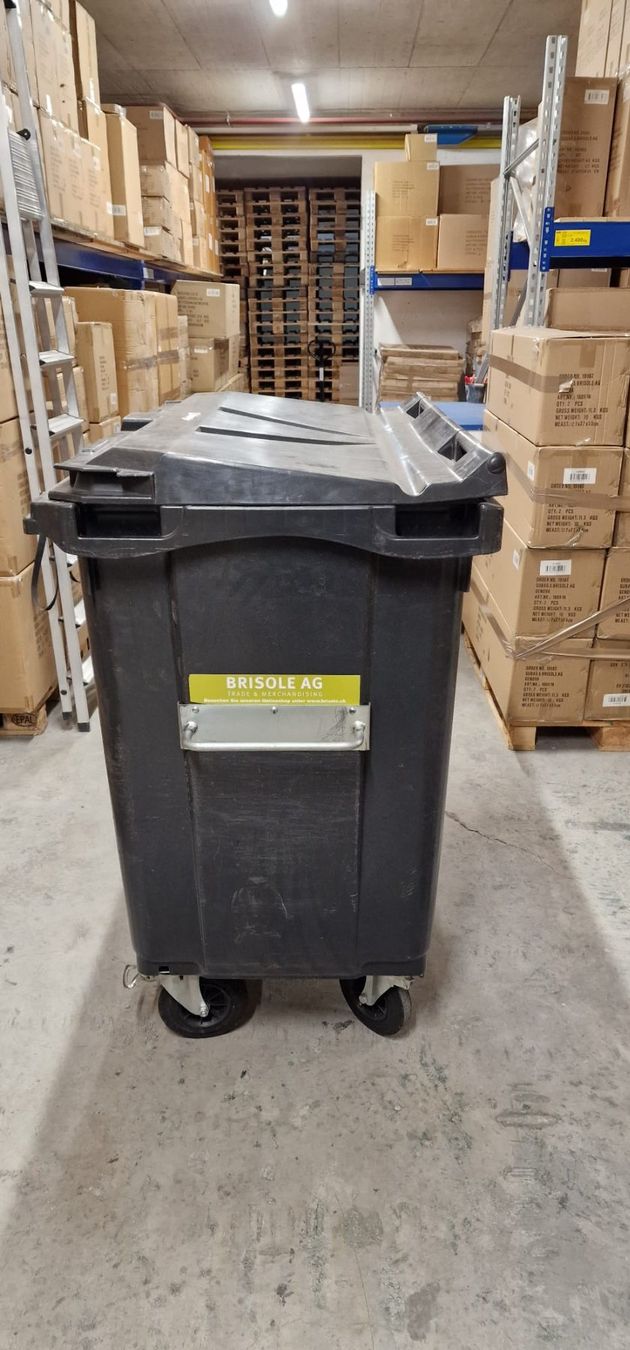Eléments de bureau: Abfallcontainer 660L mit Deckel und Rädern – D'occasion à Kirchberg BE par Hermi73 2