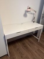 Pult weiss mit Gebrauchsspuren 