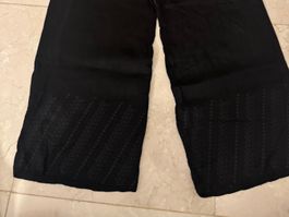Schwarze Leinen Hose mit bestickten Abschlüssen