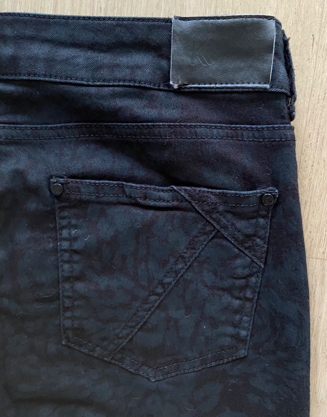 Kookai Jeans: KOOKAI Jean slim noir léopard t.40 – Nuovo (secondo la descrizione) da Genève venduto da kik_8jd6 5