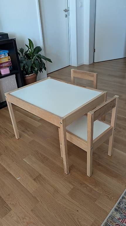 Set di tavolo e panche: Kindertisch mit 2 Stühlen, weiß/Kiefer – Usato da Root venduto da vin_wr2l 1