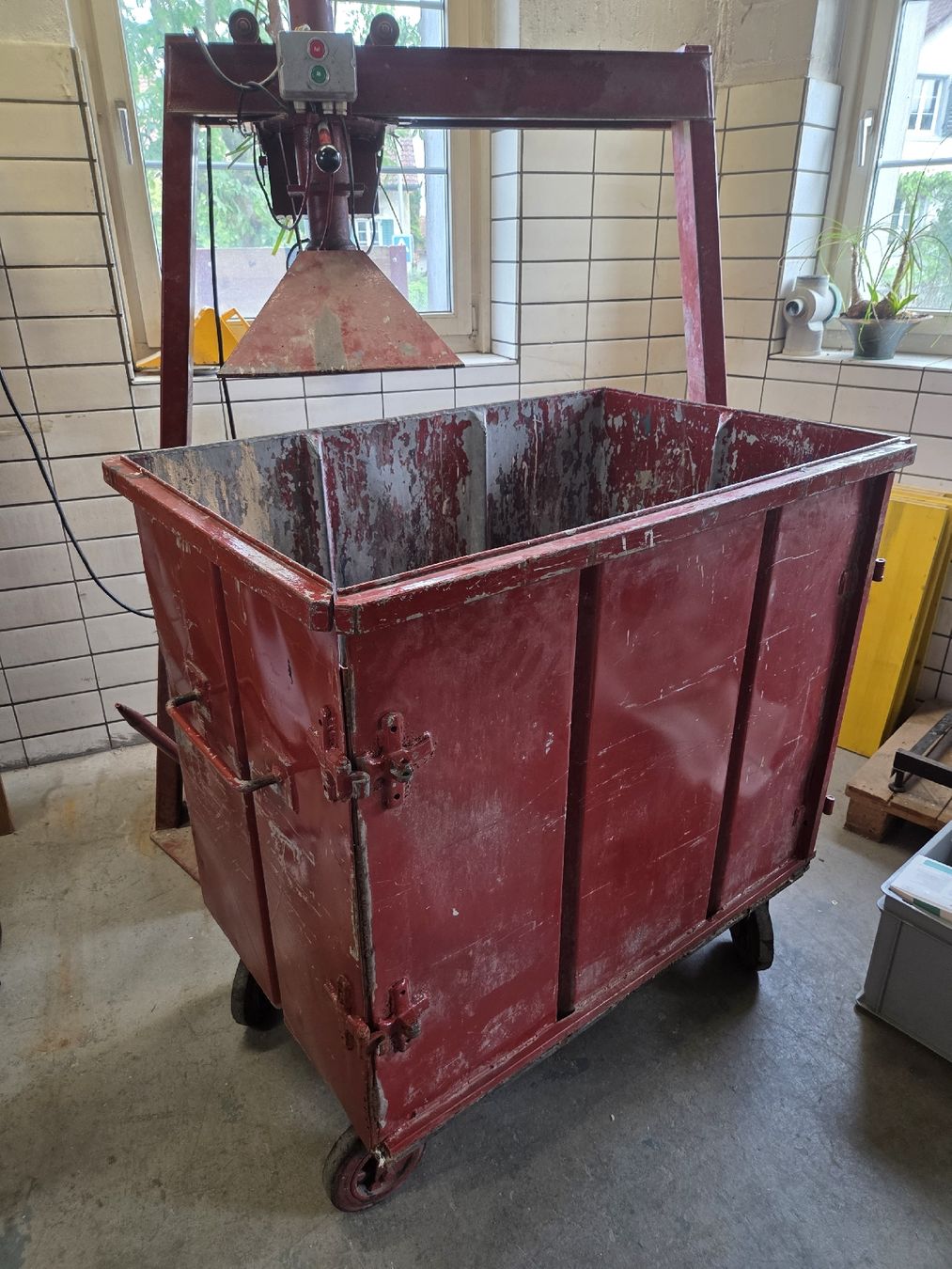 Tutte le macchine: Hydraulische Container Presse – Usato da Oberhasli venduto da General-Dealer 8