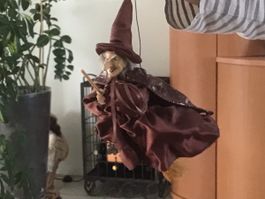 Fliegende Deko-Hexe zum Aufhängen (18cm) mit Besen