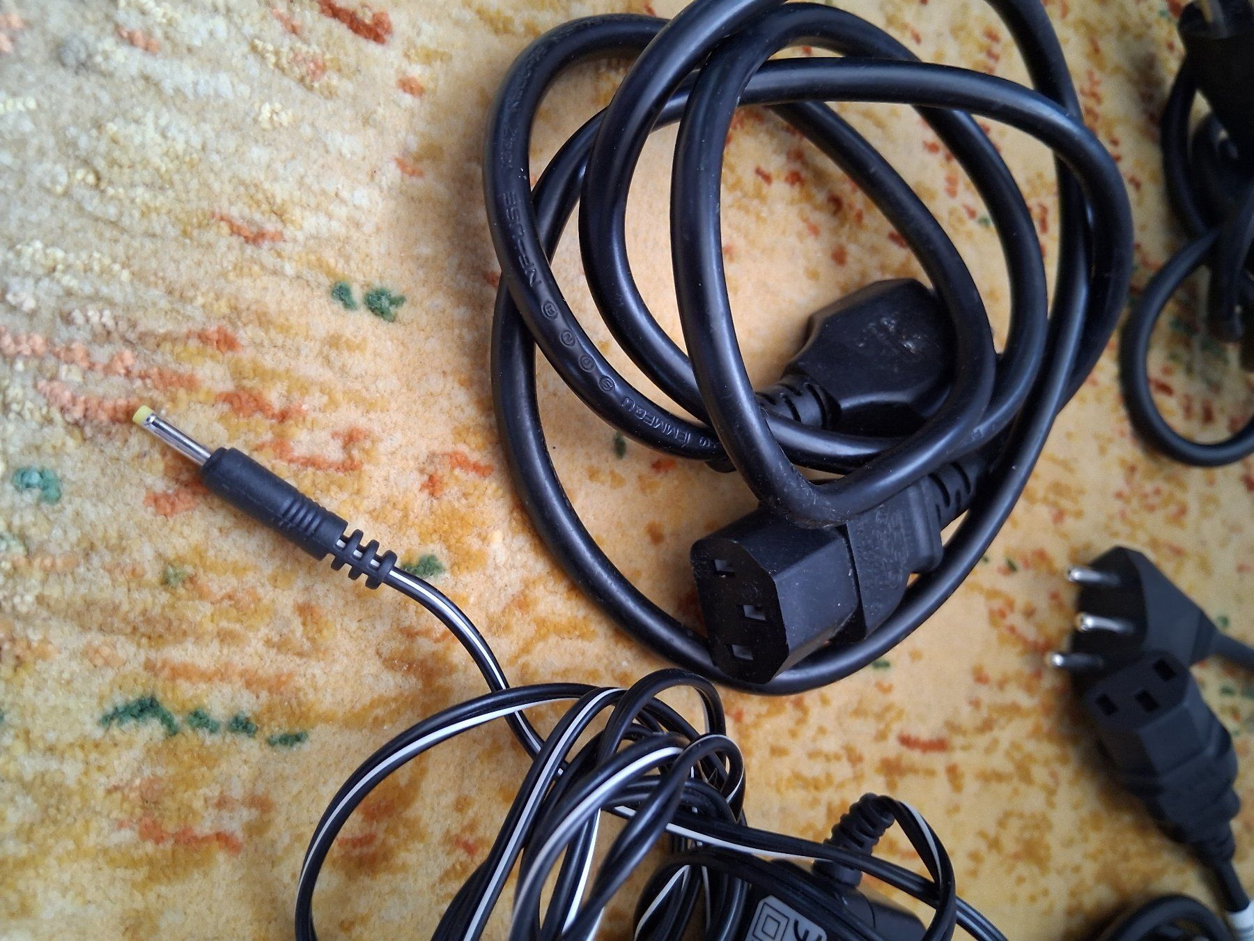 Cavi: Lot de câbles audio/vidéo RCA / Jack 3.5mm  etc. – Usato da Aigle venduto da Marcagapit 6