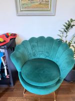 Eleganter Vintage Muschelsessel: Grüner Velours, goldfarbene