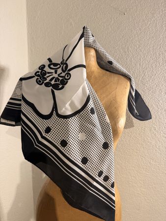 Foulard Vintage monic , noir et blanc, parfait pour l'été!