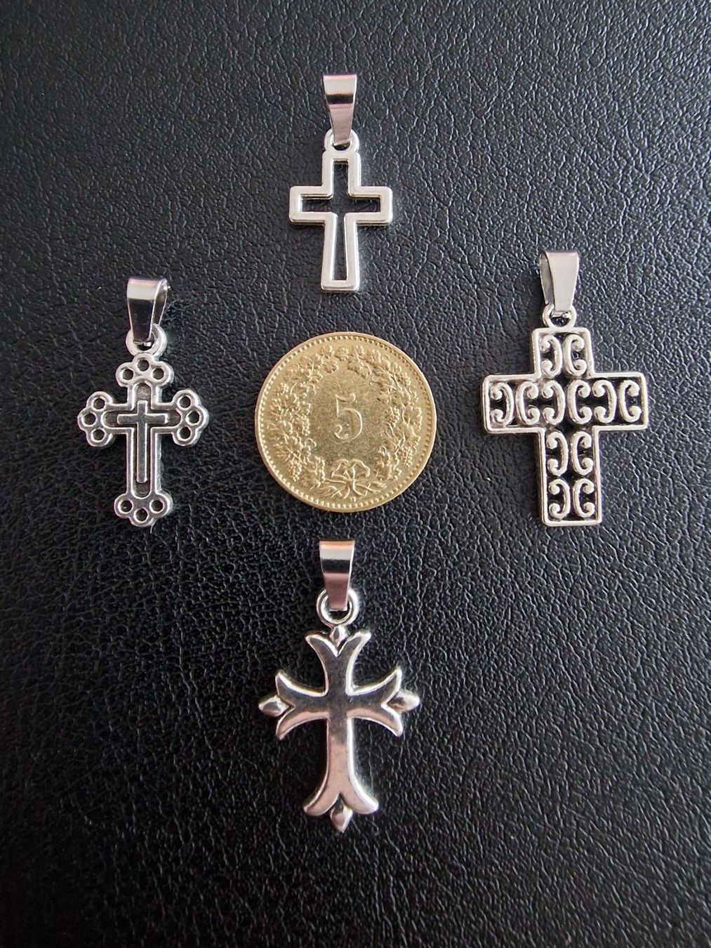 Ciondoli: 4 croix argentées, + trèfle à 4 feuilles – Nuovo e nell'imballaggio originale da Puidoux venduto da mic_c2fh