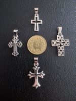 4 croix argentées, + trèfle à 4 feuilles