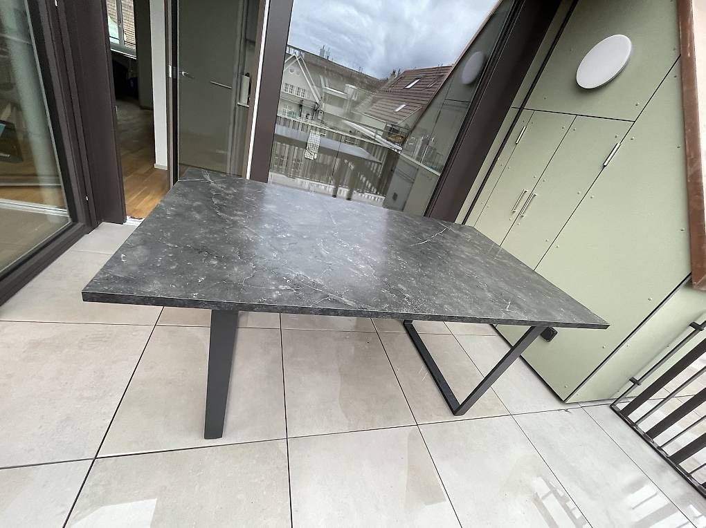 Tische: Tisch (für drinnen) – Gebraucht aus St. Gallen von lea_n6hy 1