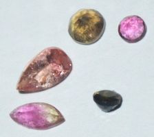 Mineralien Set L-6416– 5 Stück Multi Turmalin facettiert 2-7