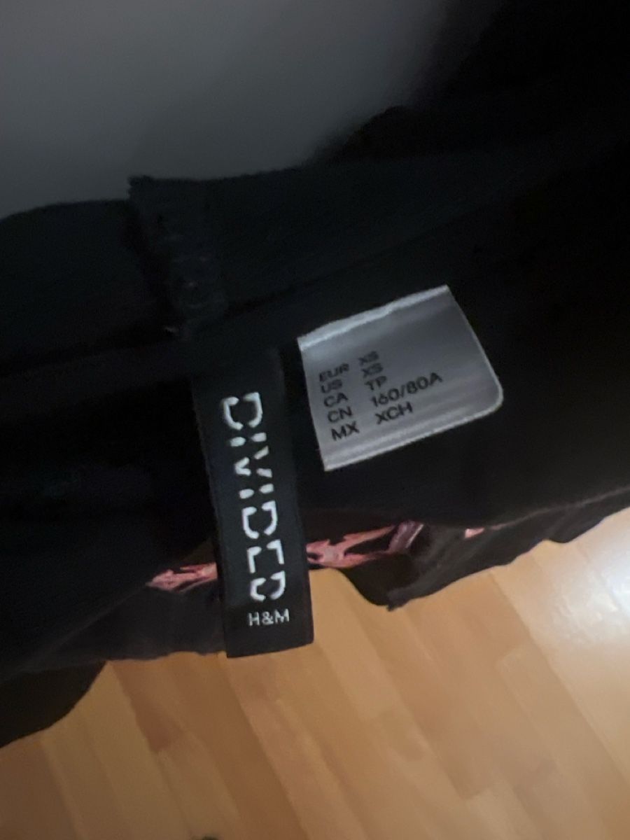 H&M Pullover & Sweatshirts: H&M Croptop Hoodie Schwarz – Gebraucht aus Oberengstringen von pri_c8jk 2
