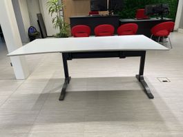 Flexibel einstellbarer Schreibtisch oder Gamingtisch