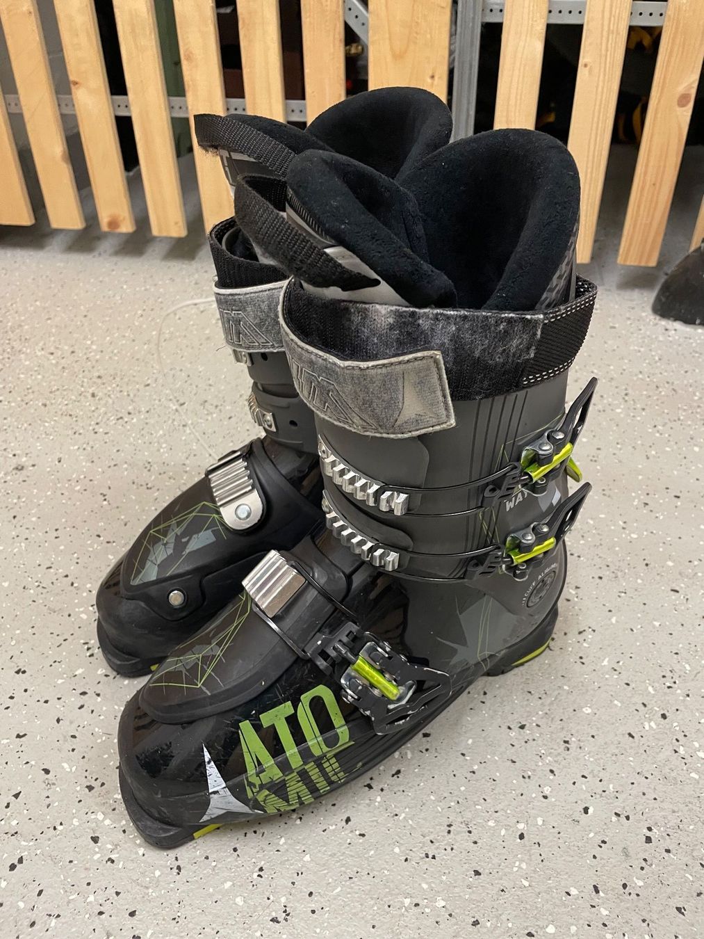 Atomic Chaussures hommes: Ski Boots Atomic Waymaker 110 Size 28.28.5 – D'occasion à Zug par NikosKoukos