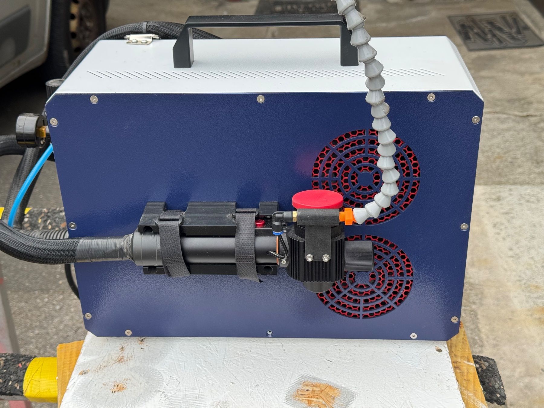 Tutti gli attrezzi: Laser Puls Reinigungsgerät 200W – Nuovo (secondo la descrizione) da Kriechenwil venduto da BrainBee 1