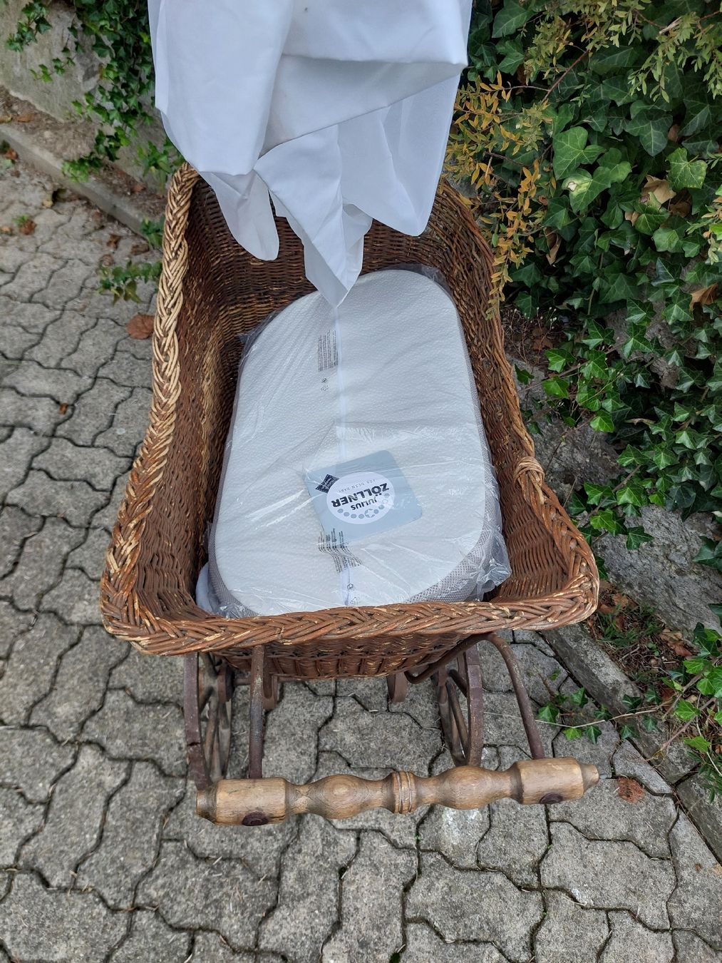Culle: Stubenwagen Kinderwagen Antik – Usato da Höri venduto da Zebi49 3