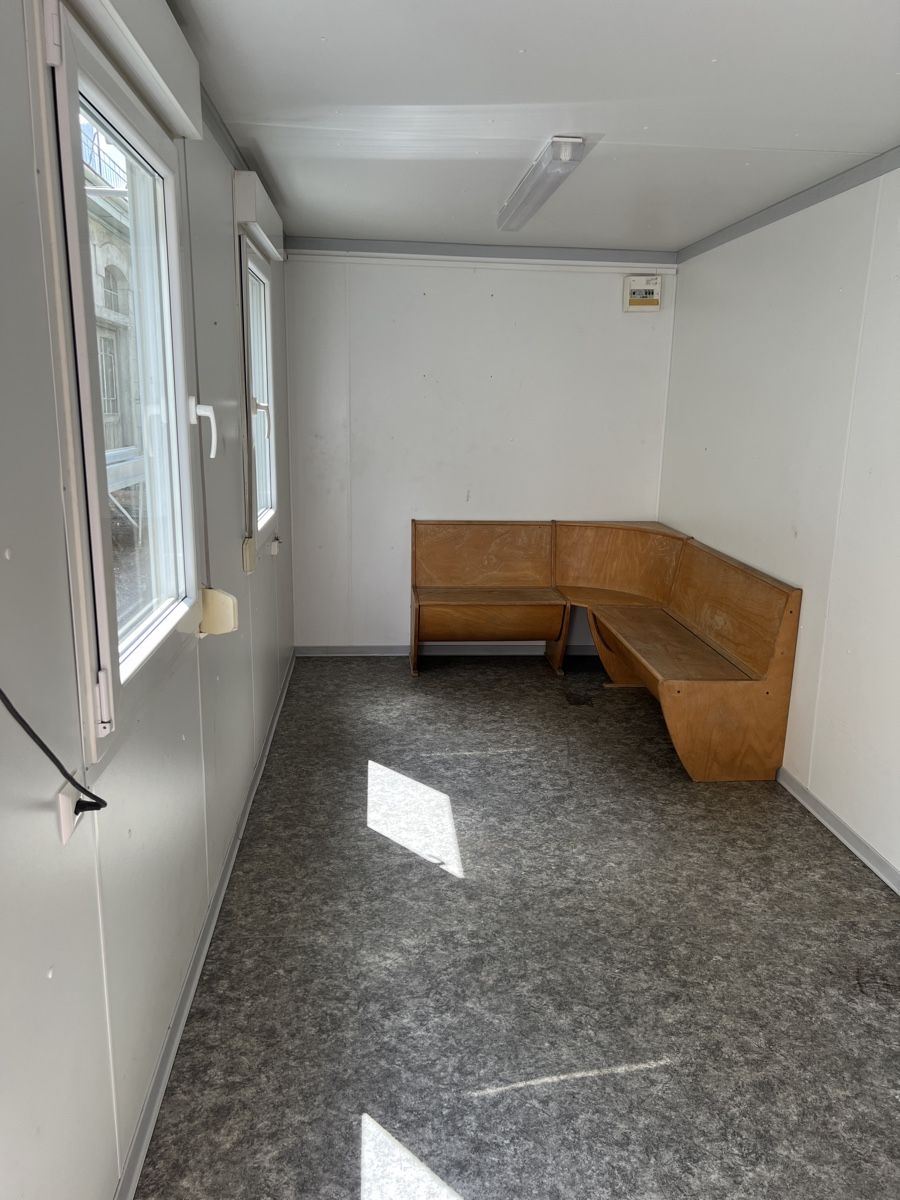 Contenitori edile: Wohn / Bürocontainer 6m x 2.43m x 2.68m – Usato da Hundwil venduto da panzermech 3