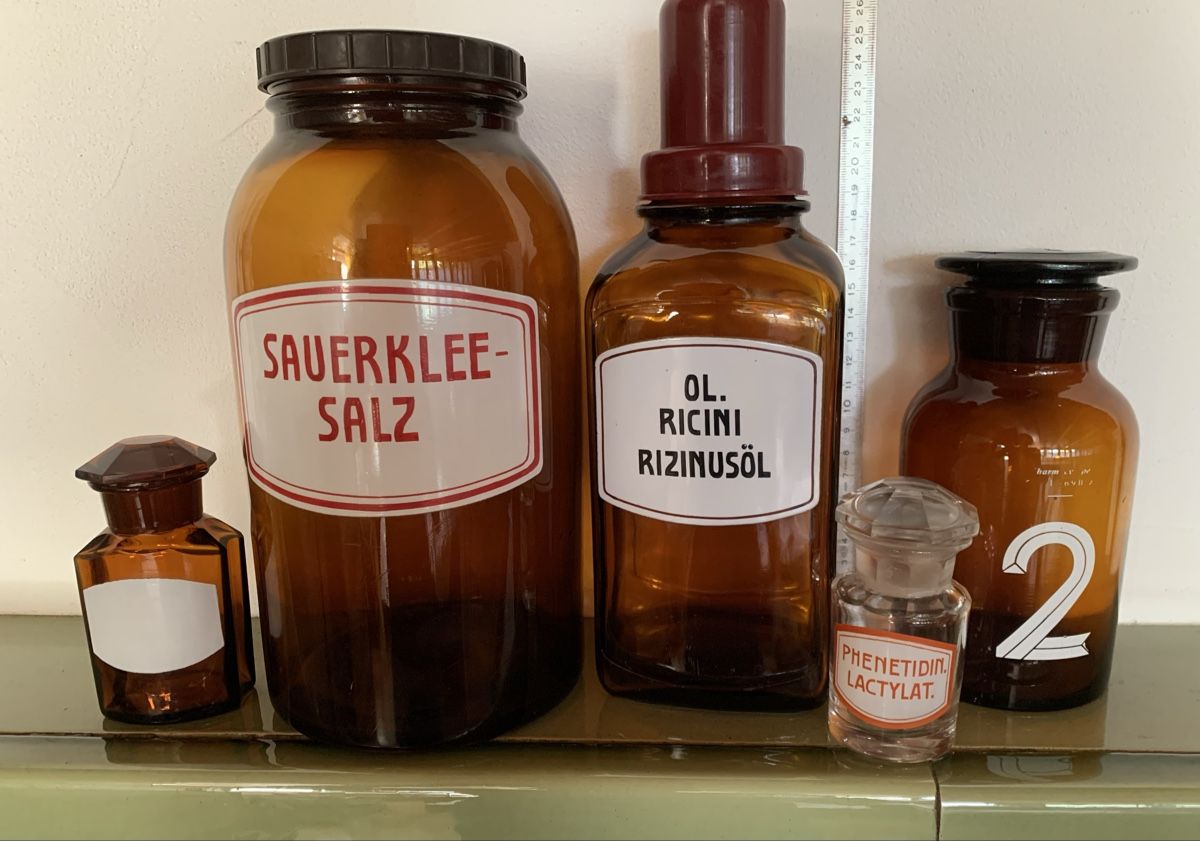 Matériel de laboratoire: 5  verschiedene Apothekerflaschen  – D'occasion à Egg b. Zürich par ohtannenbaum