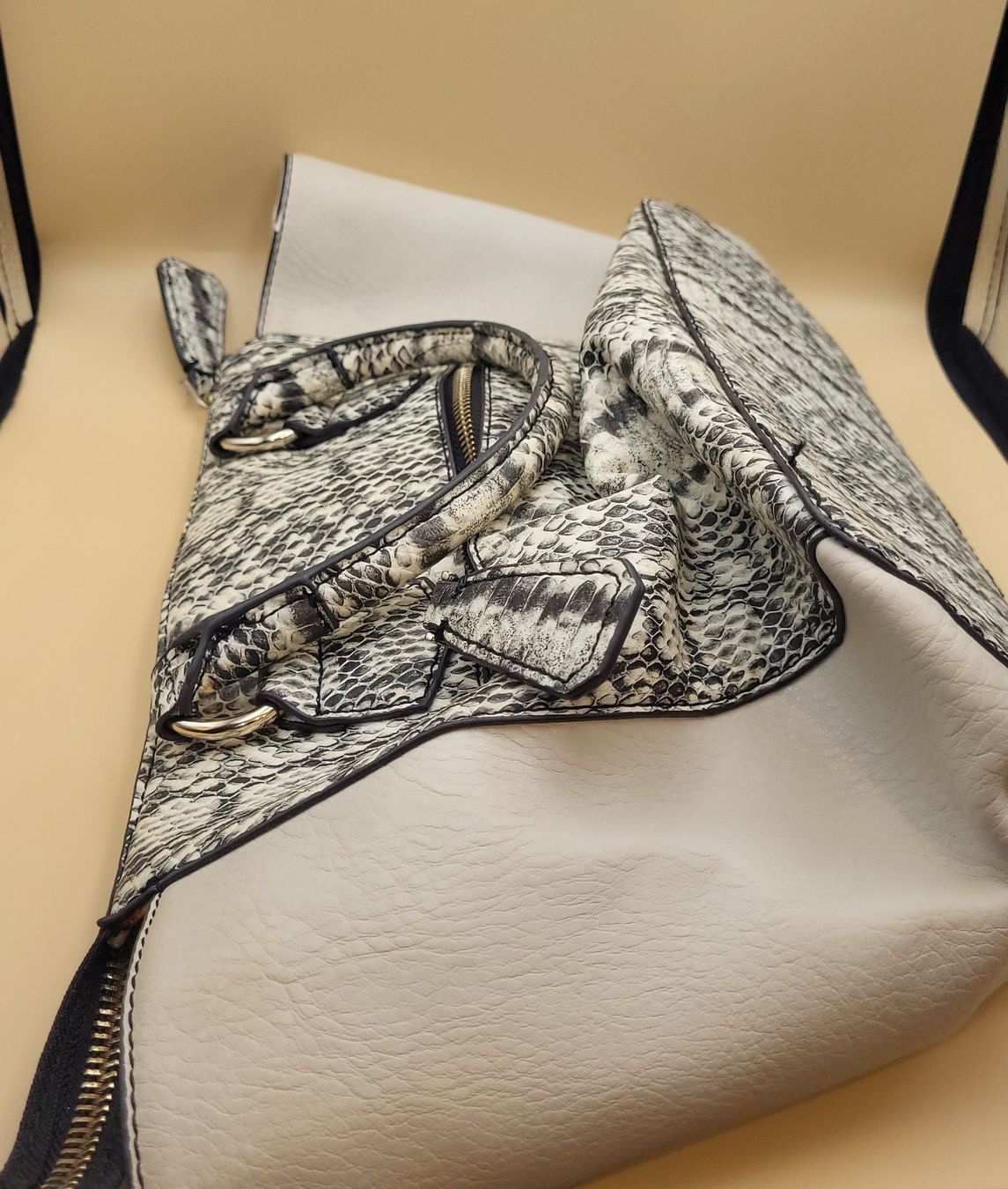 Guess Borse da donna: GUESS Handtasche – Usato da Wald ZH venduto da SwissPawnshop 5