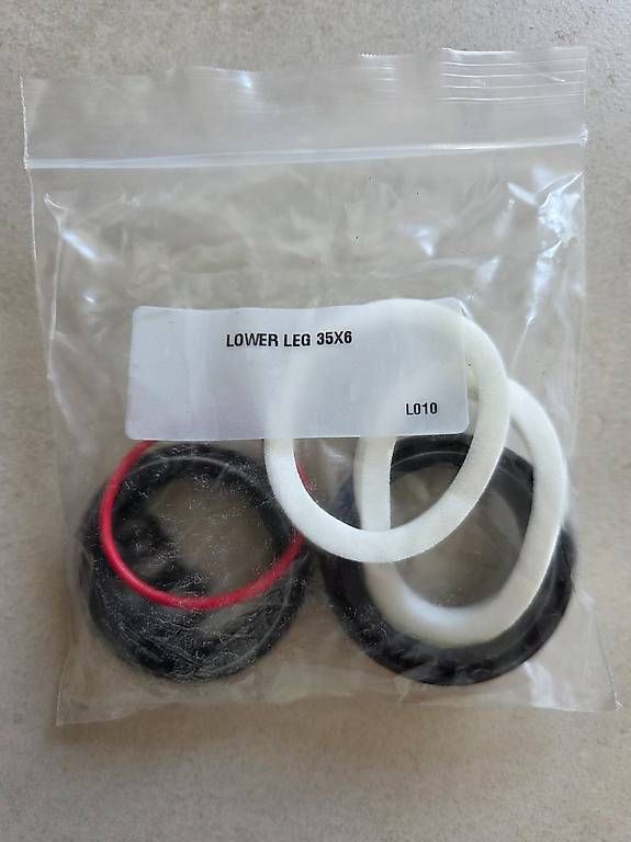 Rockshox Pezzi di ricambio: Rockshox fork service kit 35mm – Nuovo e nell'imballaggio originale da Bulle venduto da iwa_snz5