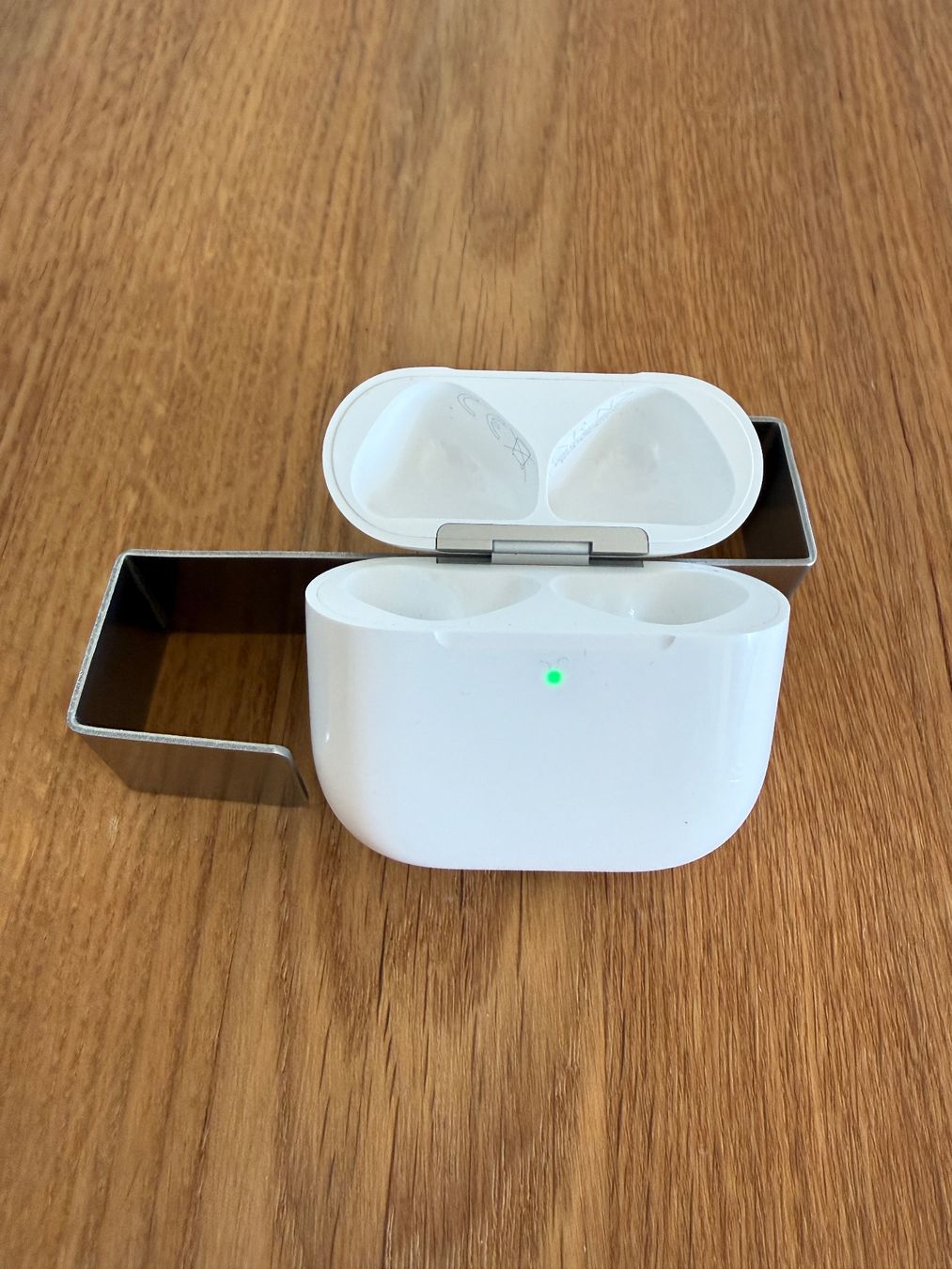 Apple Kopfhörer: APPLE AirPods 4 Charging Case ANC – Gebraucht aus Lausanne von Nine1982