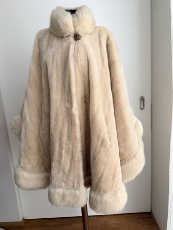 Conbipel Wintercape Kunstpelz Creme – Weihnachtsfrau