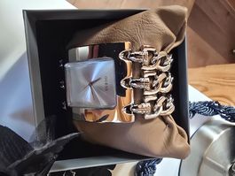 Guess Damenquarzuhr mit breitem Cuffarmband